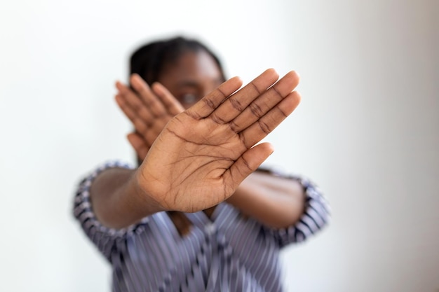 Mulher se defendendo do ataque Stop Hands outstretched campanha pare a violência contra as mulheres Mulher afro-americana levantou a mão para dissuadir com espaço de cópia