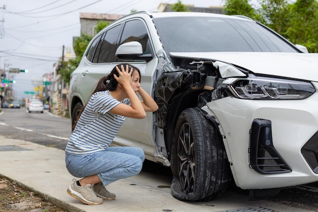 Foto mulher se deparou com o acidente de carro na estrada