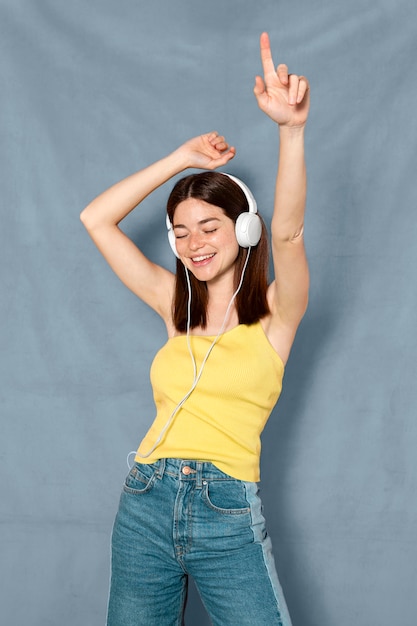 Foto mulher se divertindo com fones de ouvido