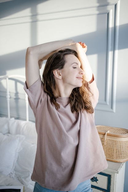 Mulher se espreguiçando depois de uma noite de sono