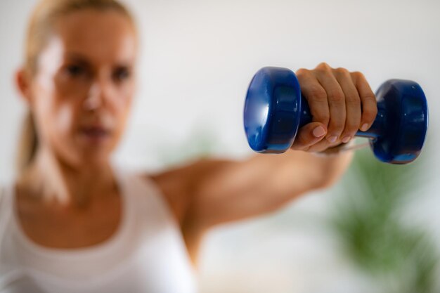 Mulher se exercitando com exercícios de halteres para ombros