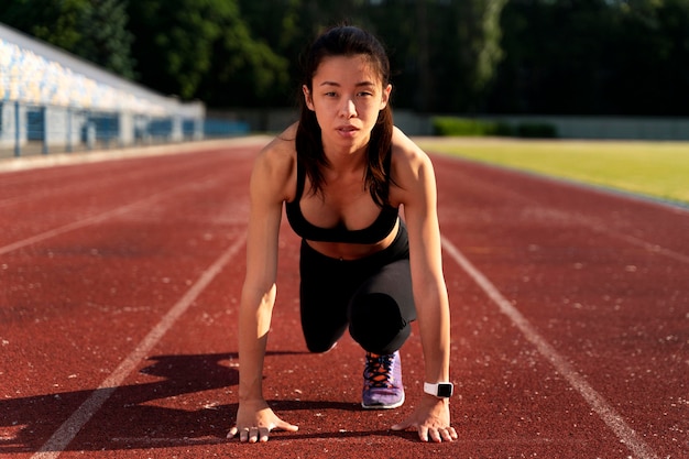 Foto mulher se preparando para correr