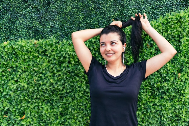 Mulher se preparando para uma corrida. corredor de mulher ouvindo música enquanto corria.