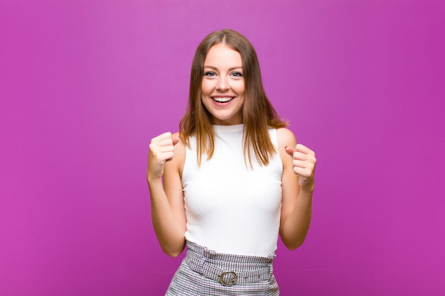 Mulher se sentindo chocado, animado e feliz, rindo e comemorando o sucesso, dizendo uau!