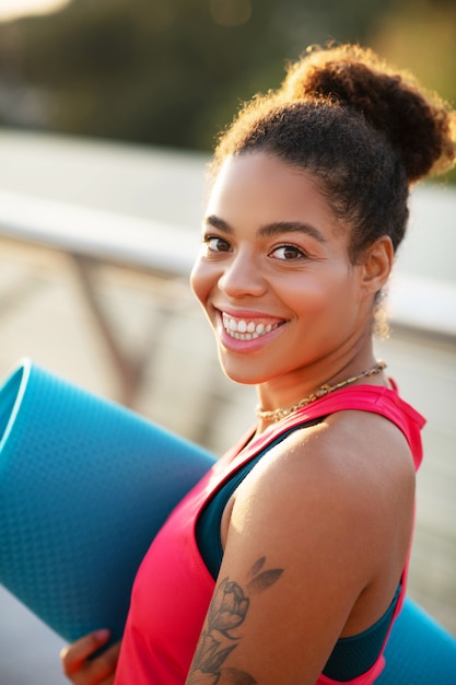 Foto mulher se sentindo incrível. alegre mulher afro-americana jovem incrível antes do treino