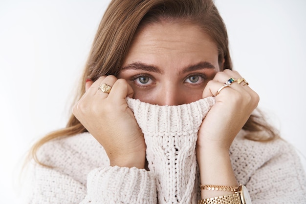 Mulher se sentindo mal, quero ficar na cama, puxando a gola suéter nariz parecendo chateada, triste sombria, testa rugas, escondendo-se do envelhecimento