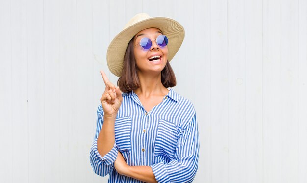 mulher se sentindo um gênio feliz e animado depois de perceber uma ideia