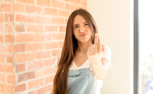 mulher se sentindo zangada, irritada, rebelde e agressiva, sacudindo o dedo médio, lutando de volta