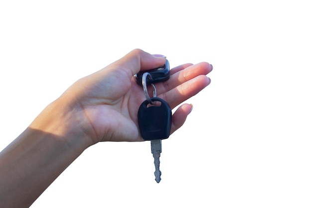 Mulher segura as chaves do carro, isoladas no fundo branco. Conceito sobre o tema da compra e aluguel de um automóvel.