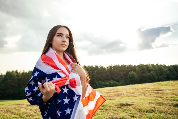 Mulher segura bandeira americana