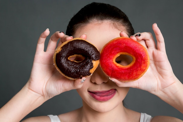 Foto mulher segura, donut, ligado, olho, ligado, cinzento, fundo