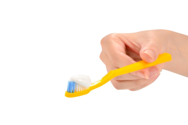 Foto mulher segura escova de dentes com pasta de dente na mão isolada no fundo branco