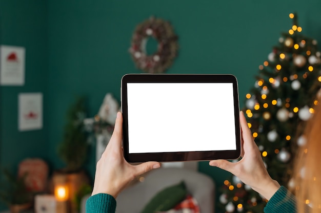 Mulher segura o dedo na frente da tela do tablet em branco