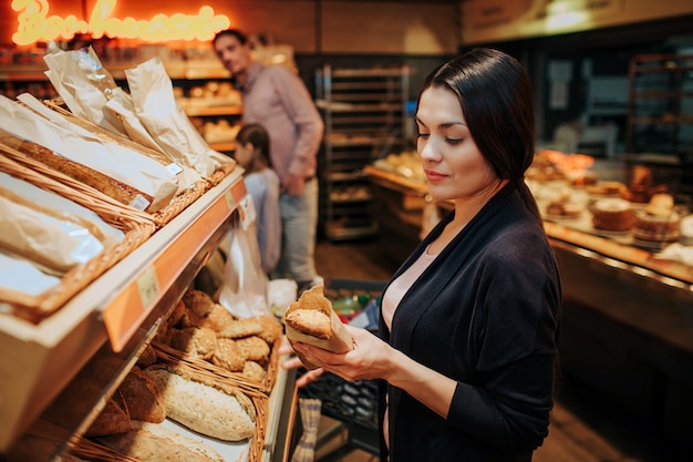 Mulher segura, pão, em, mercearia