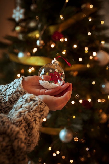 Foto mulher segura, pequeno, bauble, em, mão