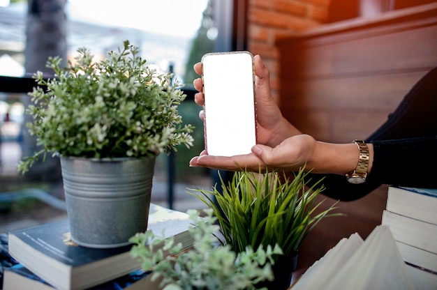 Mulher segura smartphone