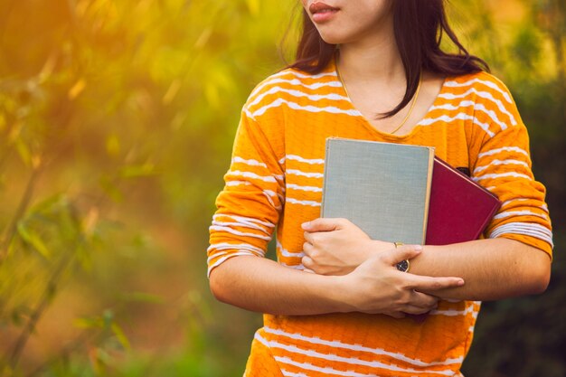 Mulher segura, um, livro