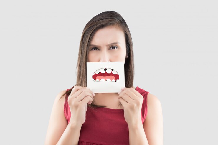Mulher segura, um papel, com, quebrada, dente, caricatura
