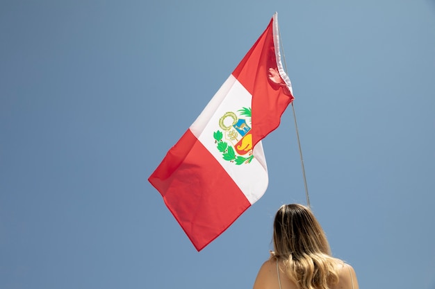 Mulher segurando a bandeira do Peru