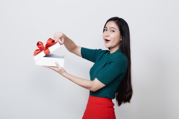 Mulher segurando a caixa de presente de natal em branco