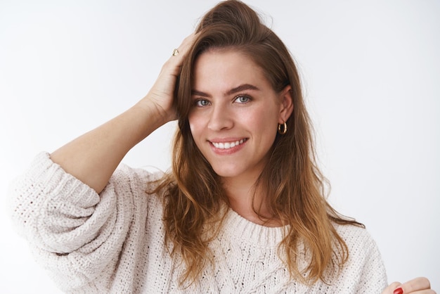 mulher segurando a mão de cabelo brincando de corte de cabelo glamour sorrindo amplamente