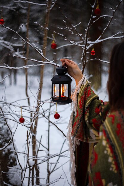 Foto mulher segurando árvore de natal durante o inverno