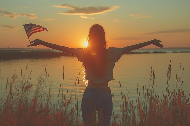 Foto mulher segurando bandeira americana atrás das costas flutuando no vento