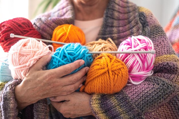 Mulher segurando bolas de lã colorida. Agulha de tricô de tricô de tricô Conceito Hobby Aposentadoria Needlework Cachecol Artesanato