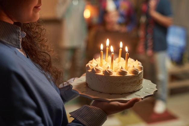 Foto mulher segurando bolo de aniversário