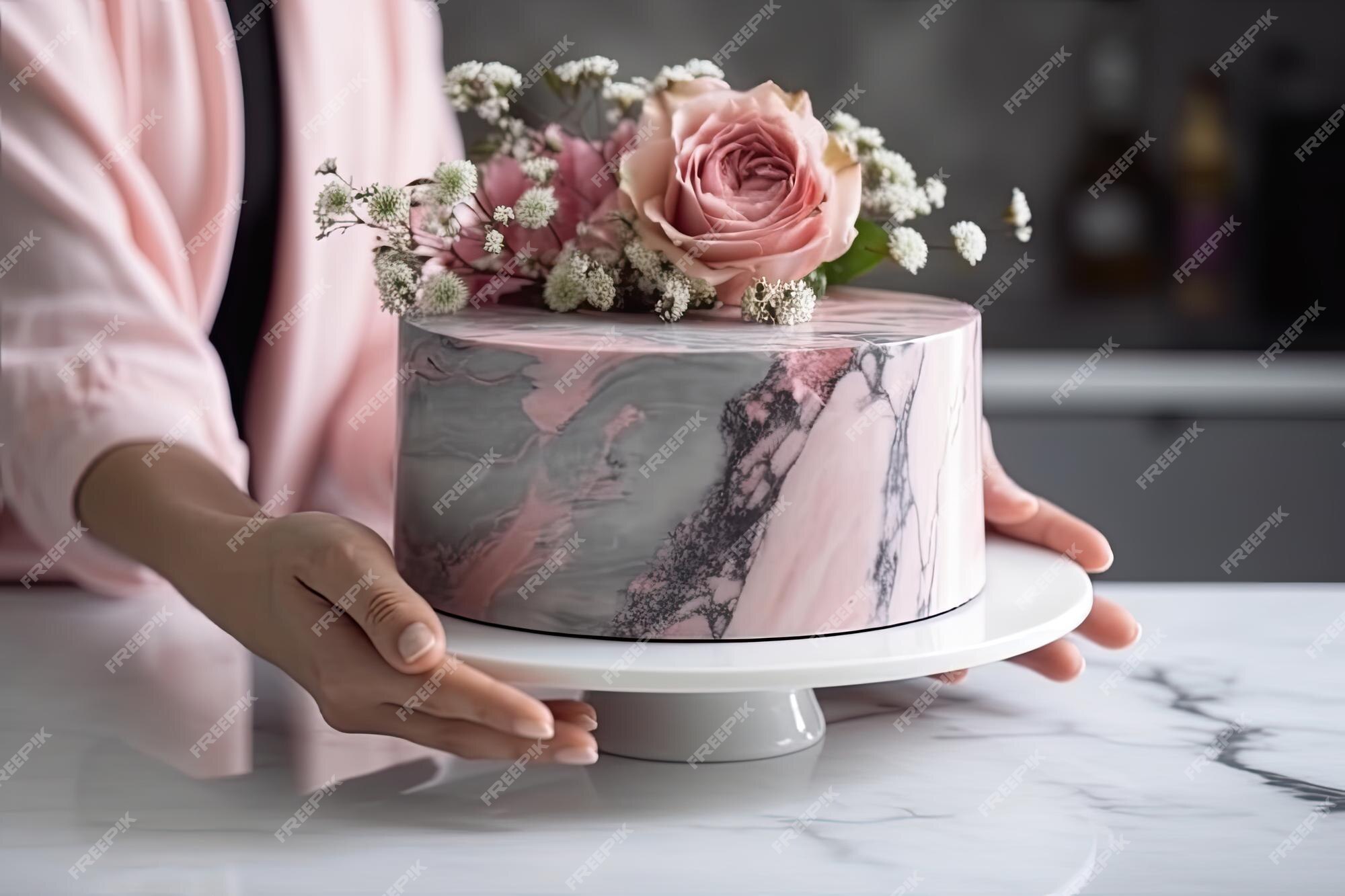 Bolo rosa e branco decorado em closeup com mão feminina colocando feliz  aniversário saindo, Banco de Video - Envato Elements