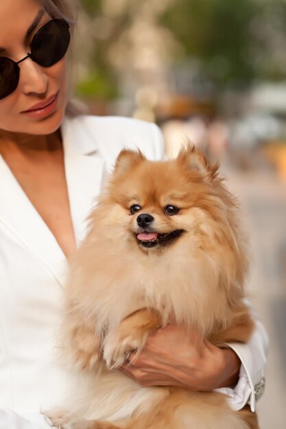 Foto mulher segurando cão