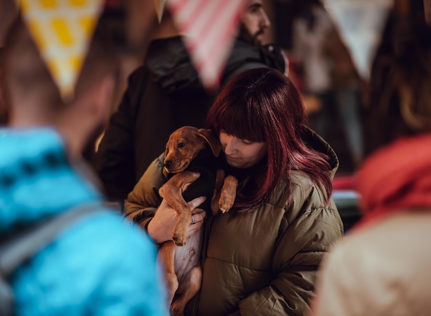 Foto mulher segurando cão