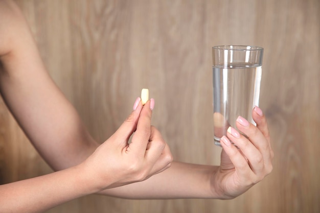 Mulher segurando copo de água com droga