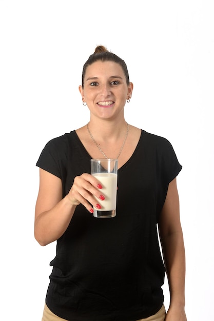 mulher segurando copo de leite no fundo branco