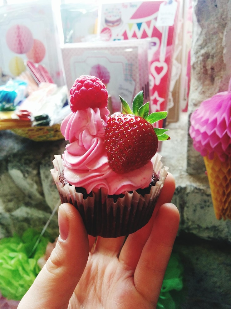 Foto mulher segurando cupcake