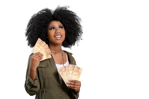 mulher segurando dinheiro fala no celular e sorri com satisfação, fundo branco