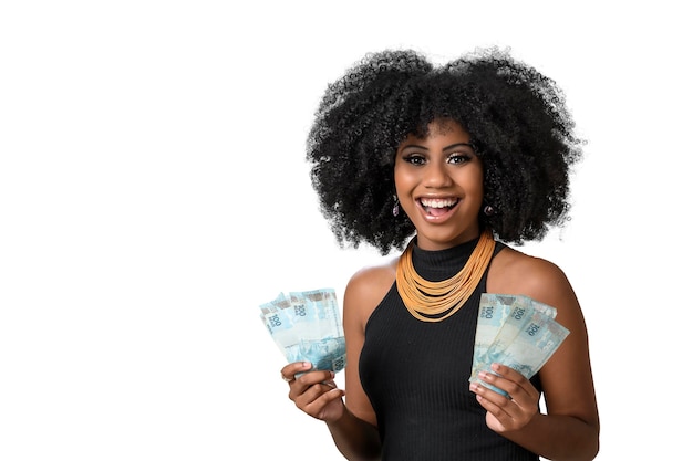 Foto mulher segurando dinheiro jovem sorridente segurando dinheiro brasileiro, fundo branco