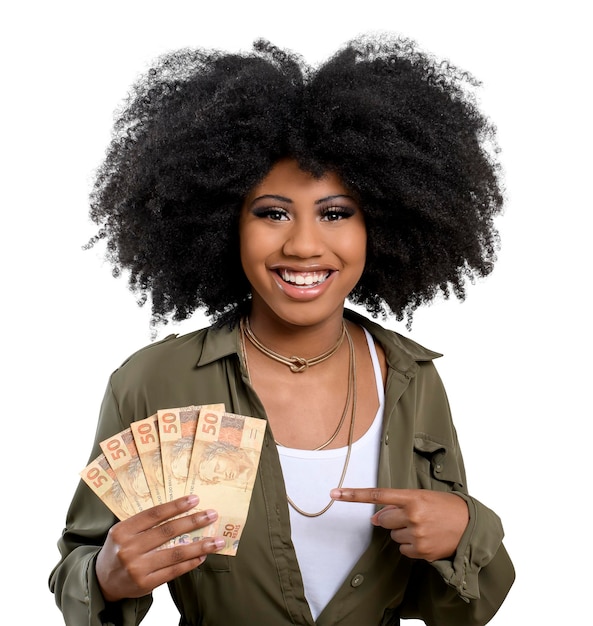 Mulher segurando dinheiro jovem sorridente segurando dinheiro brasileiro, fundo branco