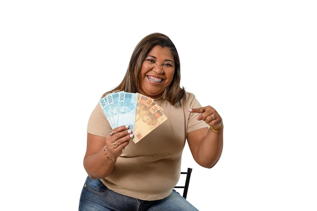 Mulher segurando dinheiro sorrindo mulher segurando dinheiro brasileiro em fundo branco