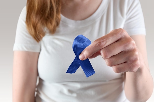 Foto mulher segurando fita azul de conscientização conceito de consciência da diabetes