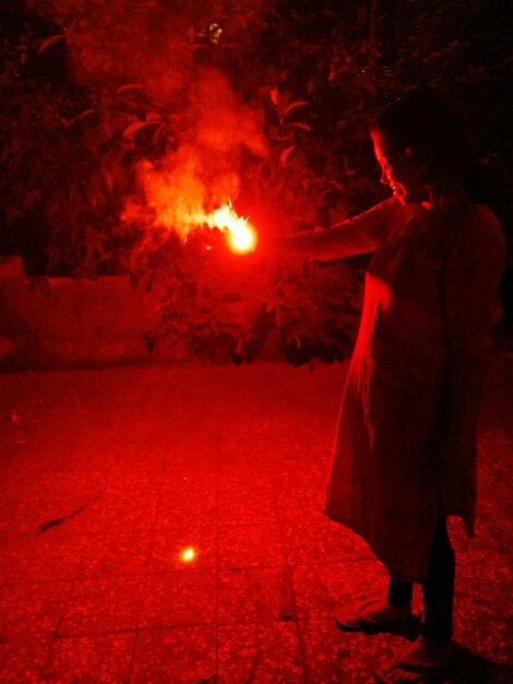 Foto mulher segurando fogos de artifício brilhantes