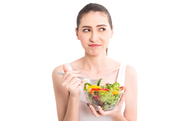 Mulher, segurando, fresco, vegetal, salada, em, tigela vidro, isolado, branco, fundo