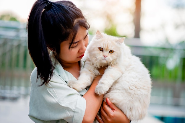 Mulher segurando gato brincando em casa com amor por gatos O sorriso brilha em seu vínculo com seu gato fofo de estimação A relação entre pessoas e gatos donos de gatos gatos domésticos gatos gordos