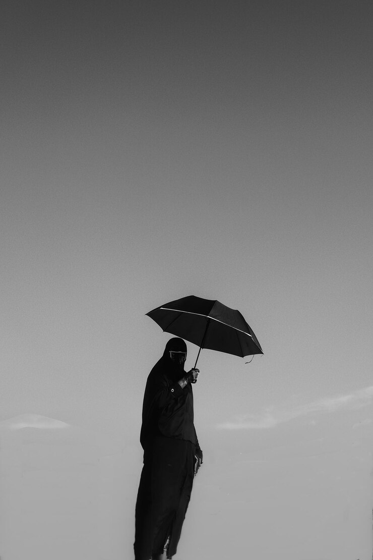 Foto mulher segurando guarda-chuva de pé contra o céu durante a estação chuvosa