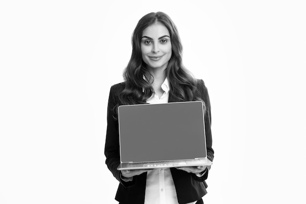 Mulher segurando laptop com tela de maquete vazia para copiar retrato de espaço de um jovem negócio feliz