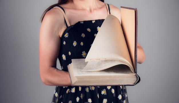 Foto mulher segurando livro de papel aberto