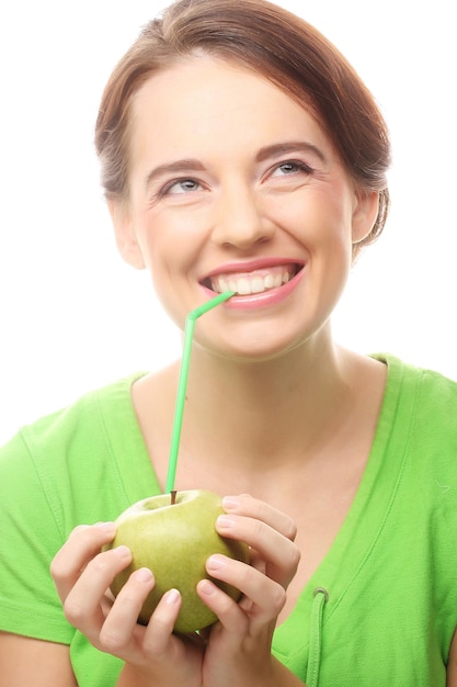 Mulher segurando maçã verde