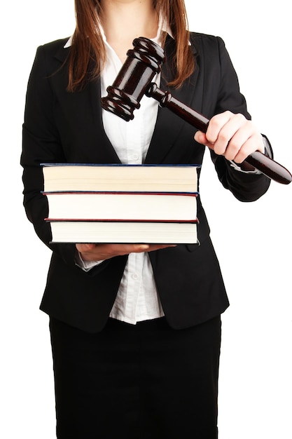 Mulher segurando martelo de madeira e livros de direito isolados no branco