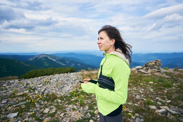 Mulher segurando montanhas de smartphones no fundo