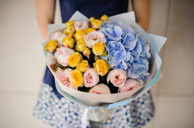 Mulher segurando o buquê de flores nas mãos